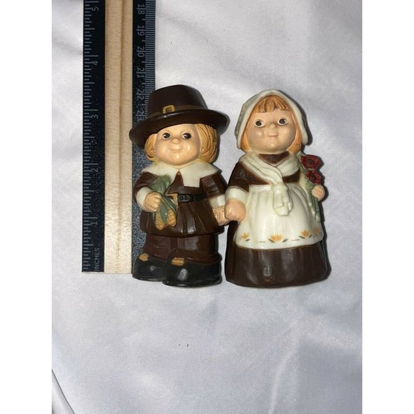 Vintage Hallmark Thanksgiving Pilgrims Couple Salt and Pepper Shakers - Picture 6 of 6